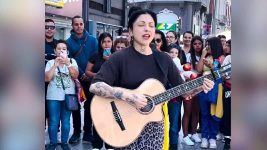 ¡Increíble! Mon Laferte sorprende a todos cantando en el centro de Antofagasta