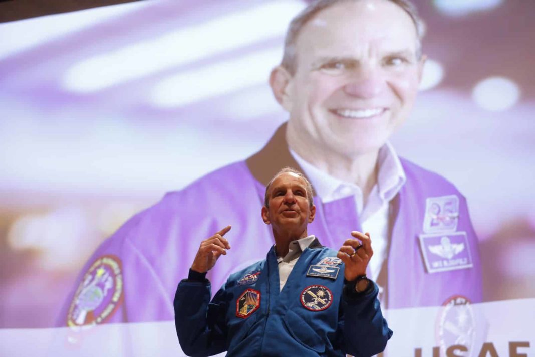 ¡Increíble encuentro en FIDAE 2024! Astronauta de la NASA inspira a estudiantes chilenos