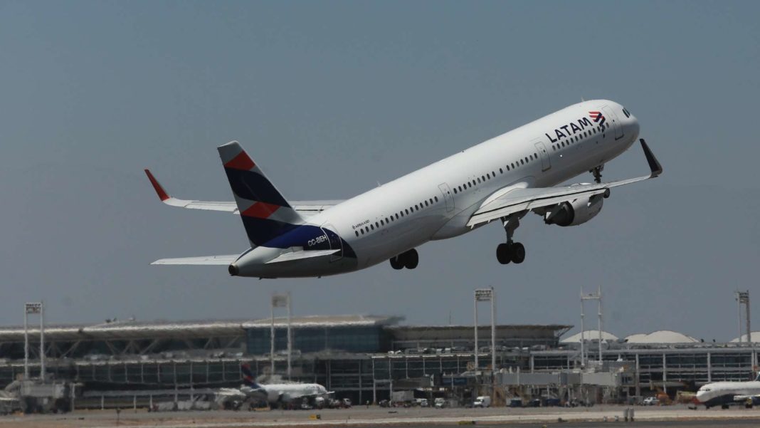 ¡Increíble revelación! El movimiento involuntario que hizo perder altura a un vuelo de Latam a Nueva Zelanda