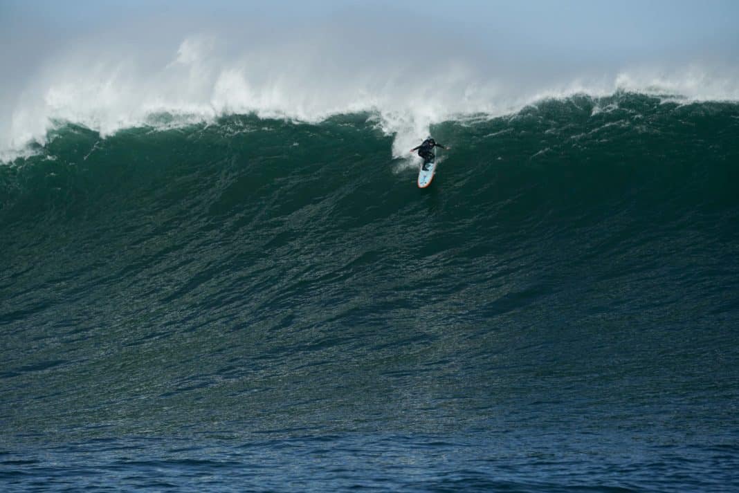 ¡Los mejores surfistas del mundo esperan marejada en Pichilemu para competir en el tradicional 'Lobos por Siempre'!