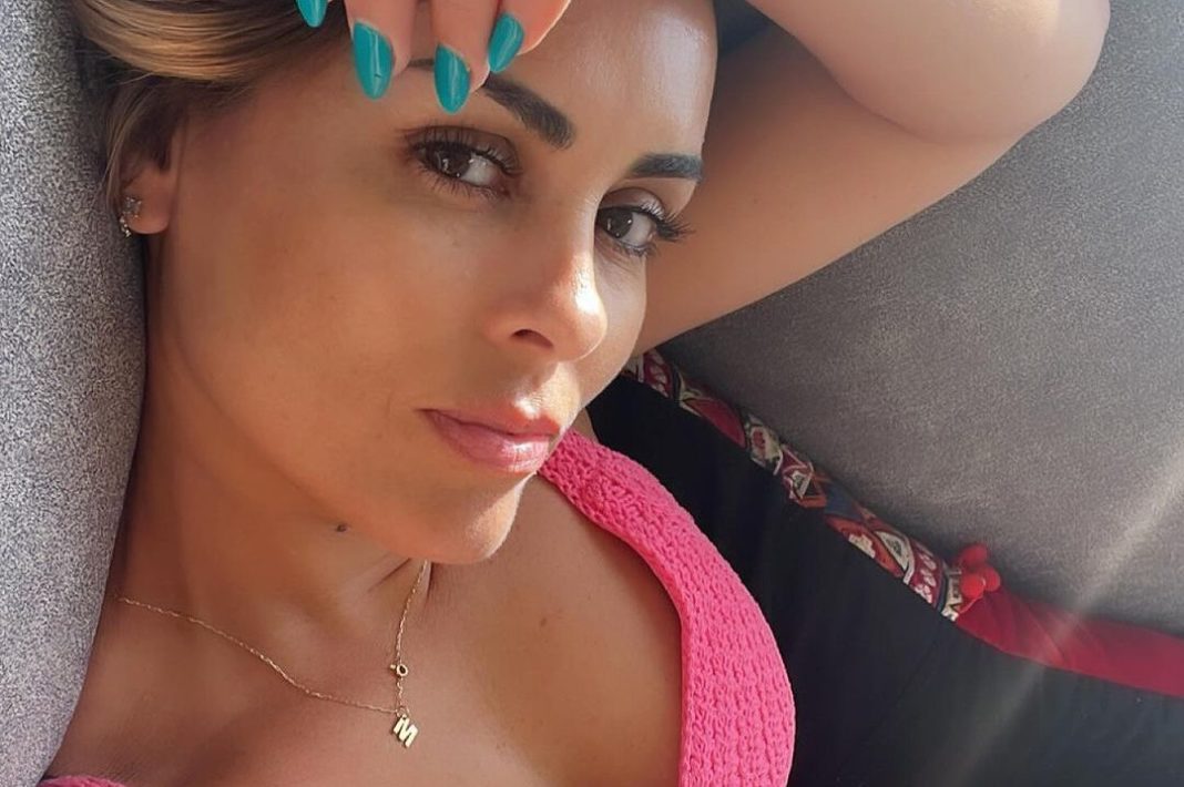 ¡Maura Rivera Deslumbra en Sensual Sesión de Fotos en Bikini Blanco!