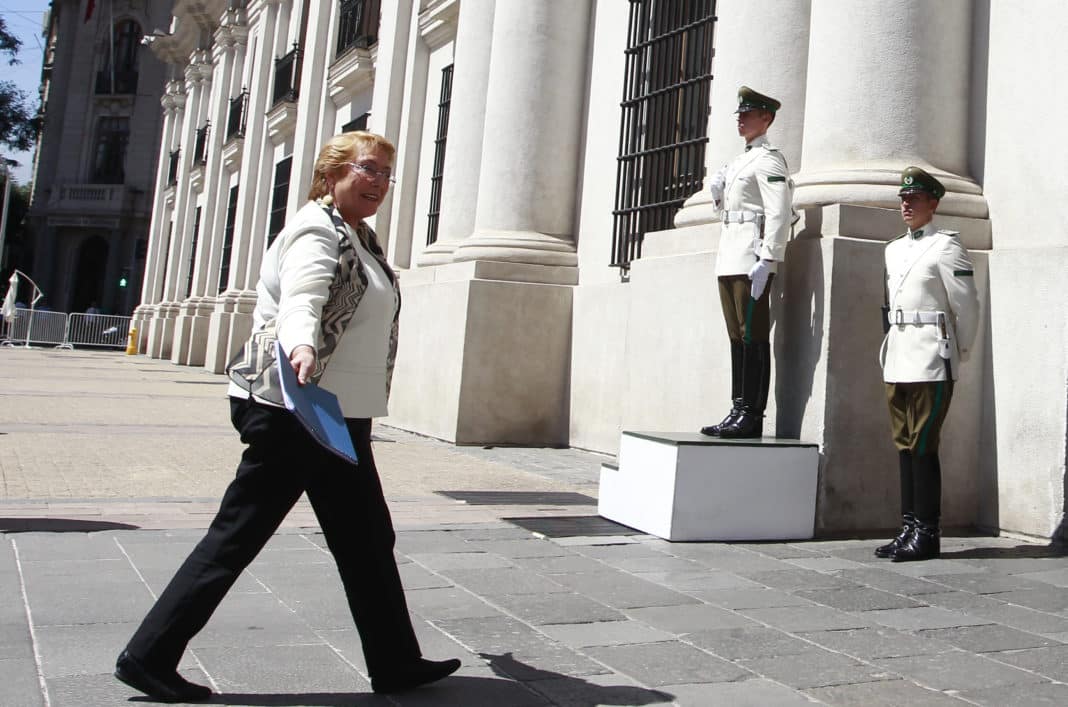 ¡Michelle Bachelet alerta sobre el peligro que acecha a la democracia en Chile!