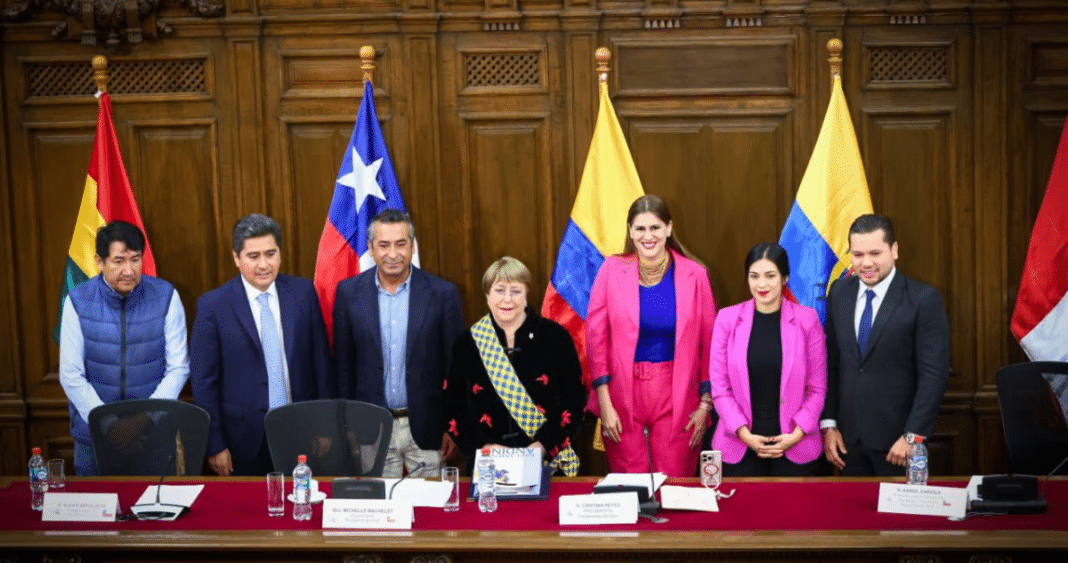 ¡Michelle Bachelet recibe la condecoración Simón Bolívar del Parlamento Andino!