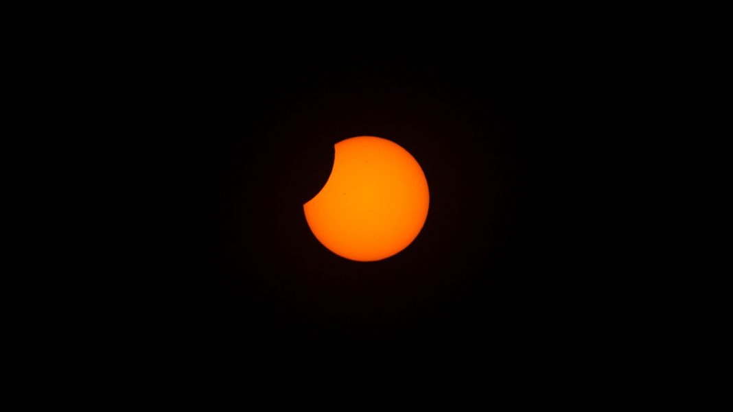 ¡No te pierdas el espectáculo celestial! Descubre todas las coordenadas del eclipse de sol de este lunes