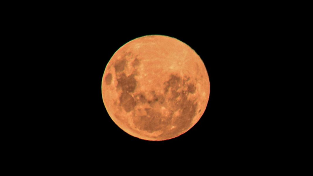 ¡No te pierdas el increíble fenómeno de la Luna Rosa en Chile!