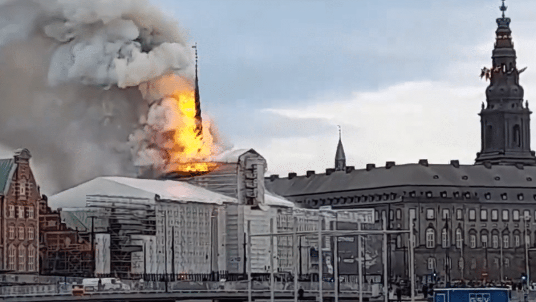 ¡Tragedia en Dinamarca! Histórico edificio de la Bolsa de Copenhague consumido por un devastador incendio