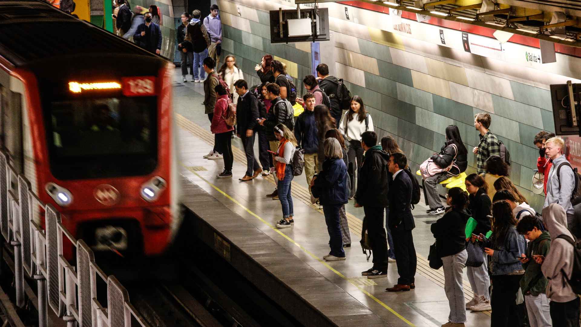 ¡Mantente Informado al Instante! Descubre Cómo Estar al Tanto de los Cierres y Cortes del Metro de Santiago