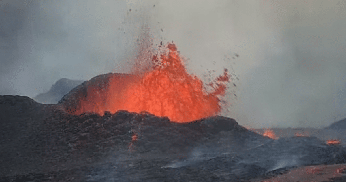 ¡Testigo en vivo la imponente erupción del volcán en Islandia que amenaza con aislar a una ciudad!
