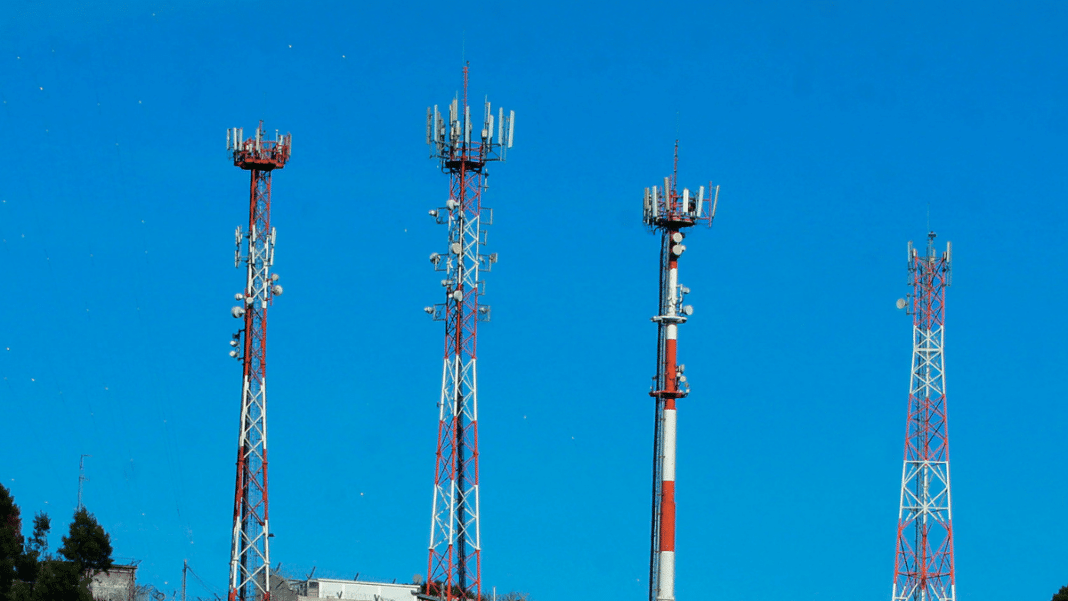 Ataques Incendiarios Sacuden Temuco: Dos Antenas Telefónicas Reducidas a Cenizas