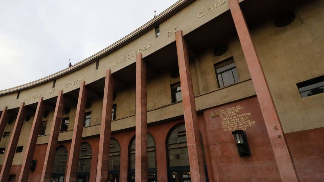 Autoridades de la Facultad de Derecho de la Universidad de Chile se niegan a ceder ante la toma estudiantil