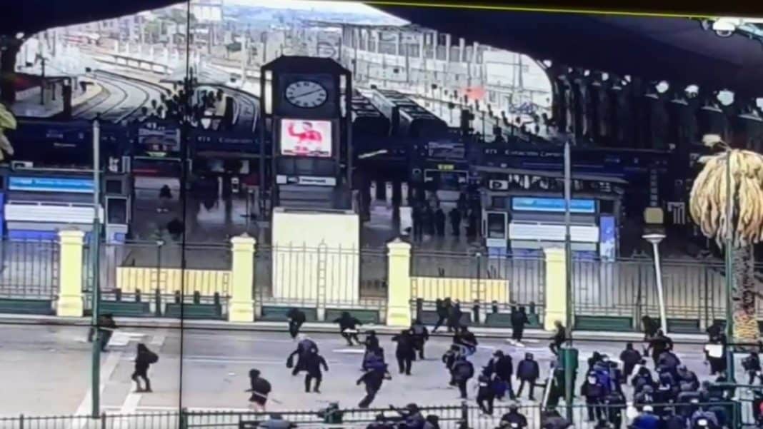 Caos en las calles: Encapuchados atacan la Estación Central y provocan disturbios en la Alameda