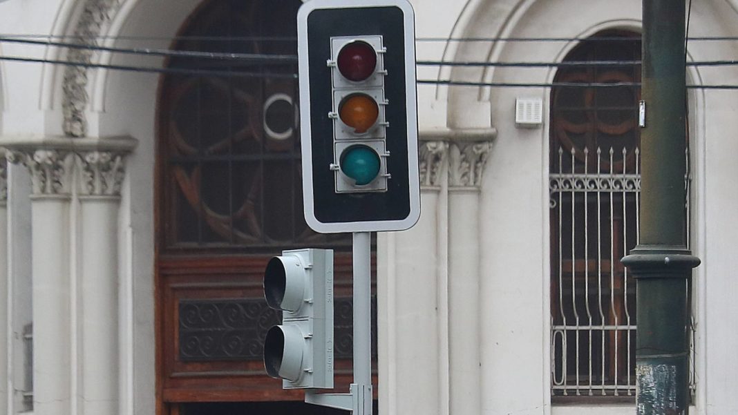 Caos en las calles de Santiago: Semáforos apagados y cortes de energía paralizan el tránsito