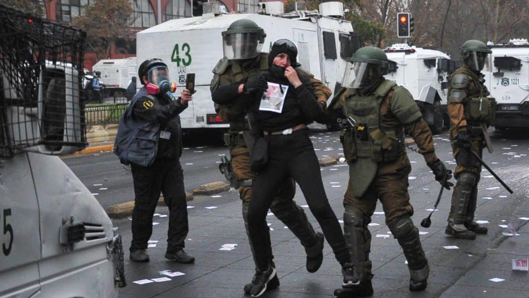 Caos y Disturbios en las Calles: Crónica del Día del Trabajador en Santiago