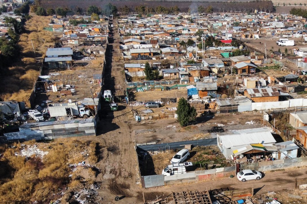 Desalojo Violento en Cerro Navia: Cuatro Detenidos en la Toma '17 de Mayo'