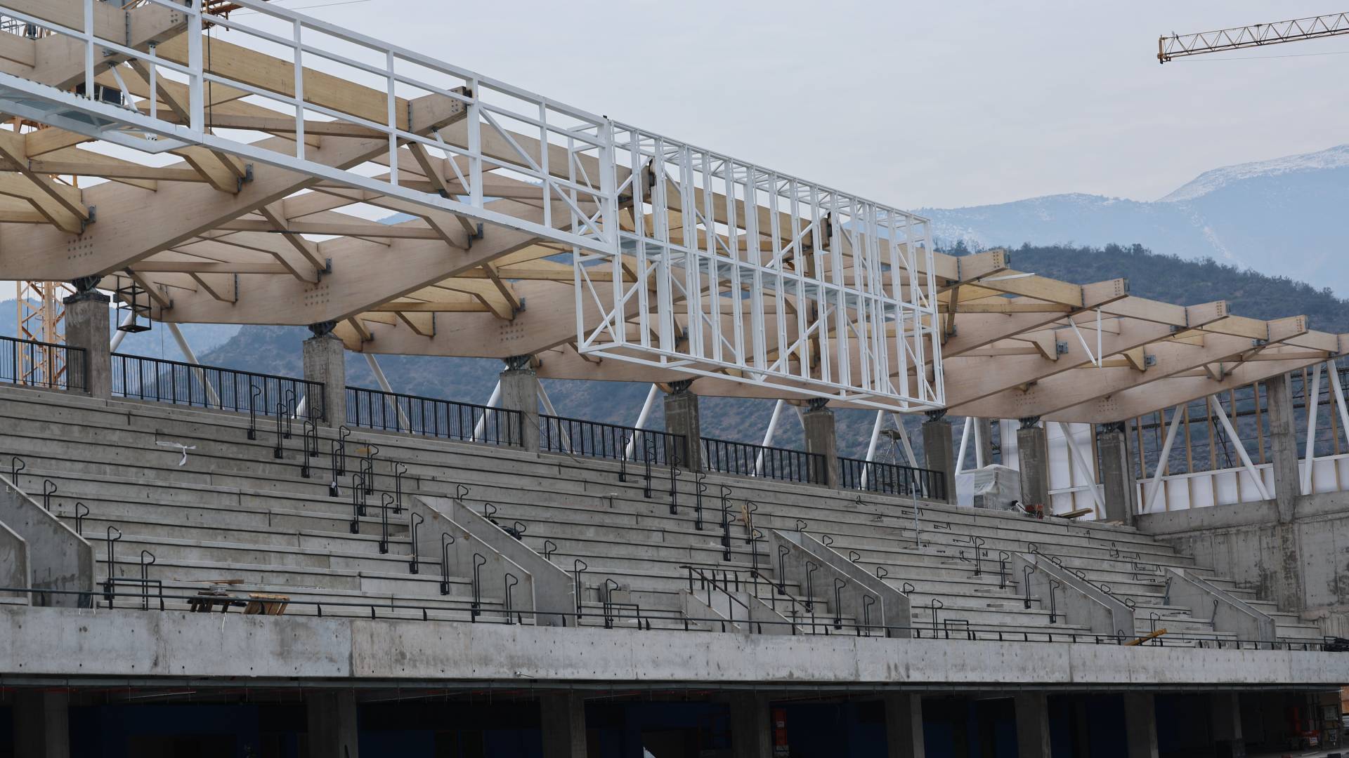 Descubre cómo la Madera Transforma el Estadio UC en una Obra Maestra Sustentable