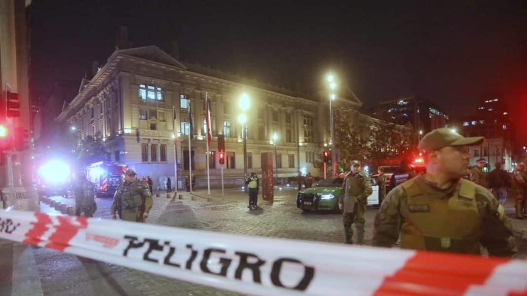 Devastador Incendio Consume el Emblemático Palacio de Justicia en el Corazón de Santiago