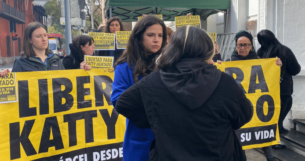 Mujeres Encadenadas Exigen Justicia: Ministra Orellana Cuestiona Acciones de Carabineros