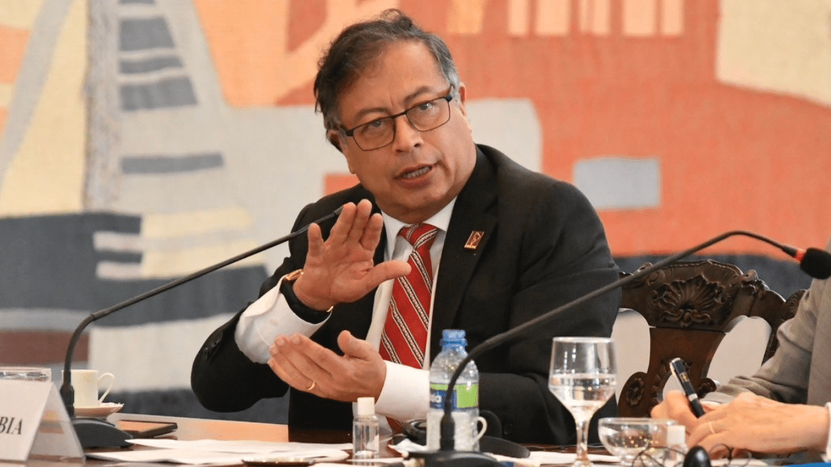 Petro Destituye al Comandante del Ejército Colombiano en Medio de la Creciente Violencia en Cauca