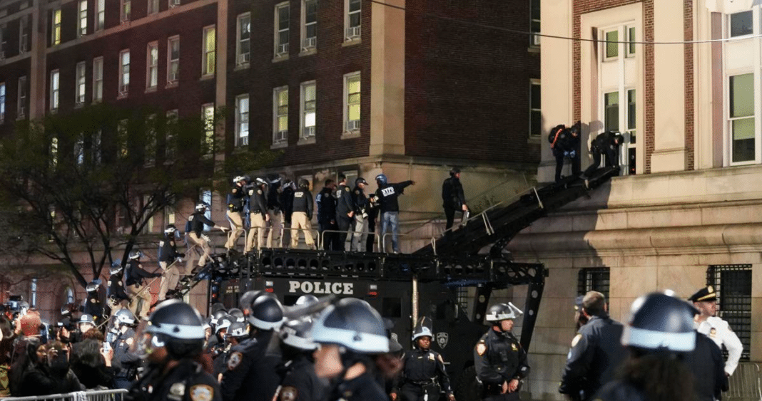 Tensión en el campus: Policía desaloja a estudiantes que ocupaban un edificio en la Universidad de Columbia
