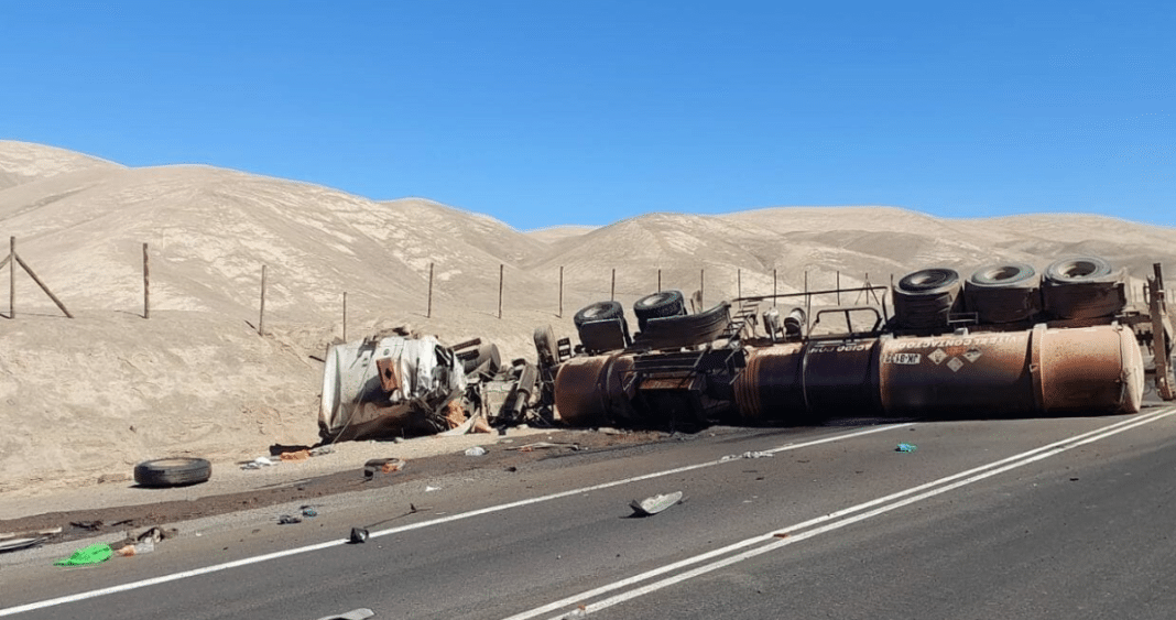 Tragedia en Antofagasta: Conductor muere tras volcar camión cargado con 27 toneladas de ácido sulfúrico