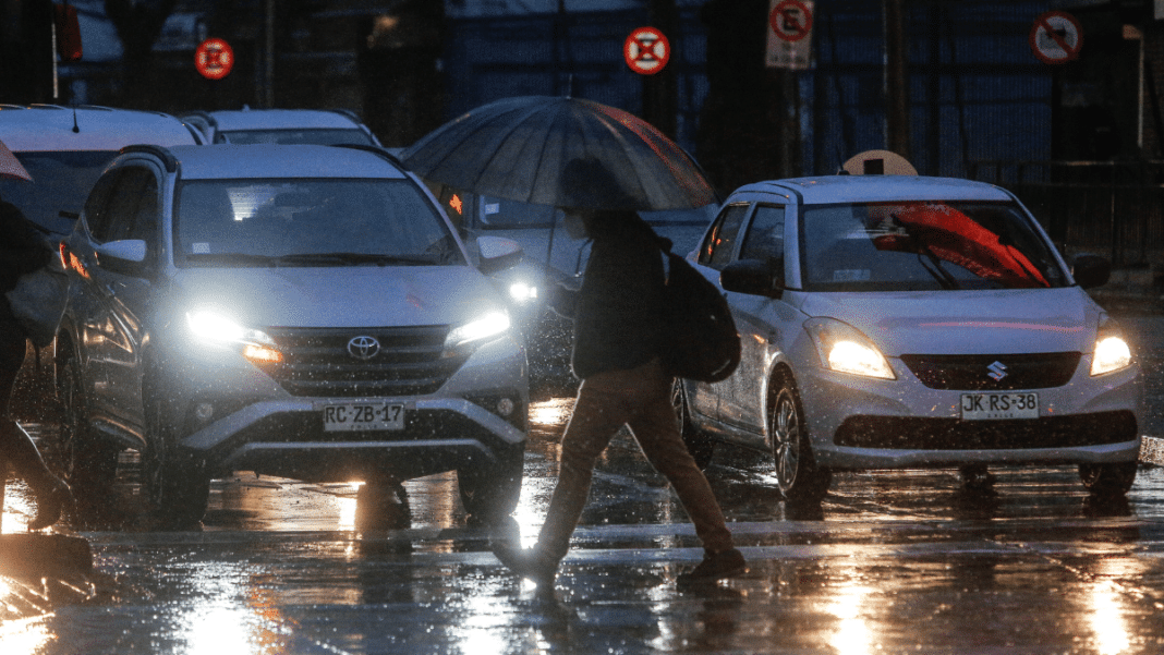 ¡Alerta Meteorológica en la Región Metropolitana: Semáforos Apagados y Pasos Bajo Nivel Cerrados!