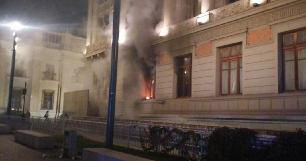 ¡Alerta en el Palacio de los Tribunales de Santiago! Incendio Amenaza el Corazón de la Justicia