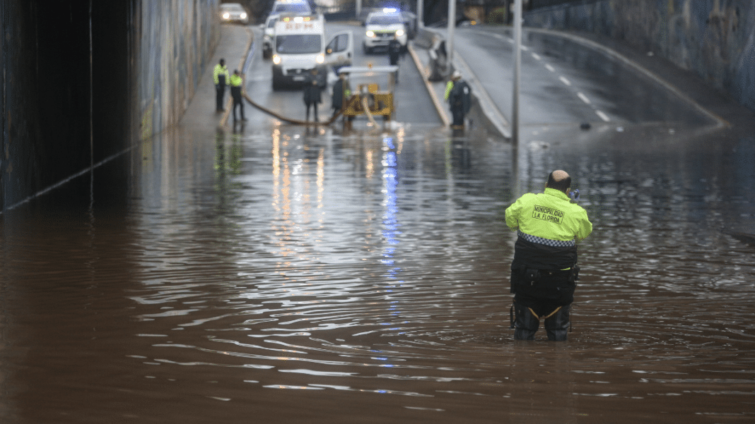 ¡Atención Conductores! Pasos Bajo Nivel Cerrados por Intensas Lluvias en la Región Metropolitana
