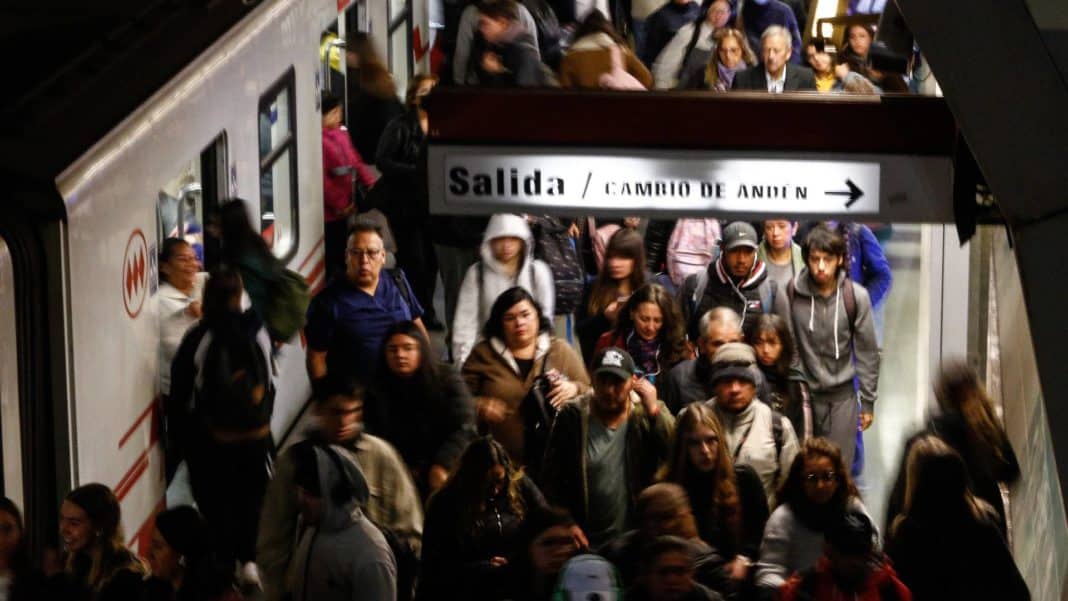 ¡Caos en el Metro de Santiago! Daniel Jadue, el Alcalde de Recoleta, Llega al Centro de Justicia y Desata una Multitud de Seguidores