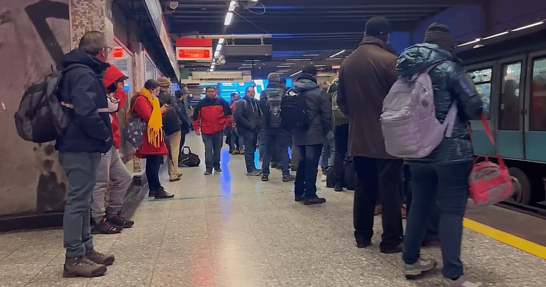 ¡Caos en la Línea 1 del Metro de Santiago! Problemas de frecuencia dejan a pasajeros varados