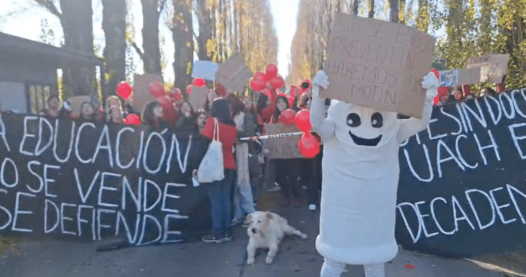 ¡Estudiantes de la UACh se unen en una poderosa marcha para exigir soluciones a la rectoría!