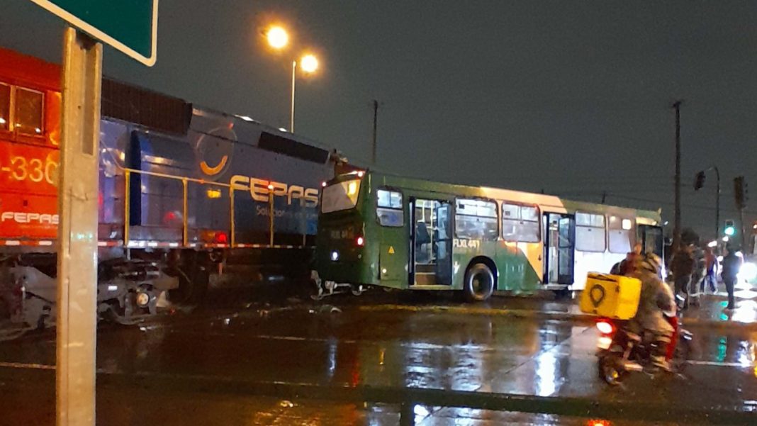 ¡Impactante Choque de Bus RED Contra Tren de Carga en Maipú: 3 Heridos!