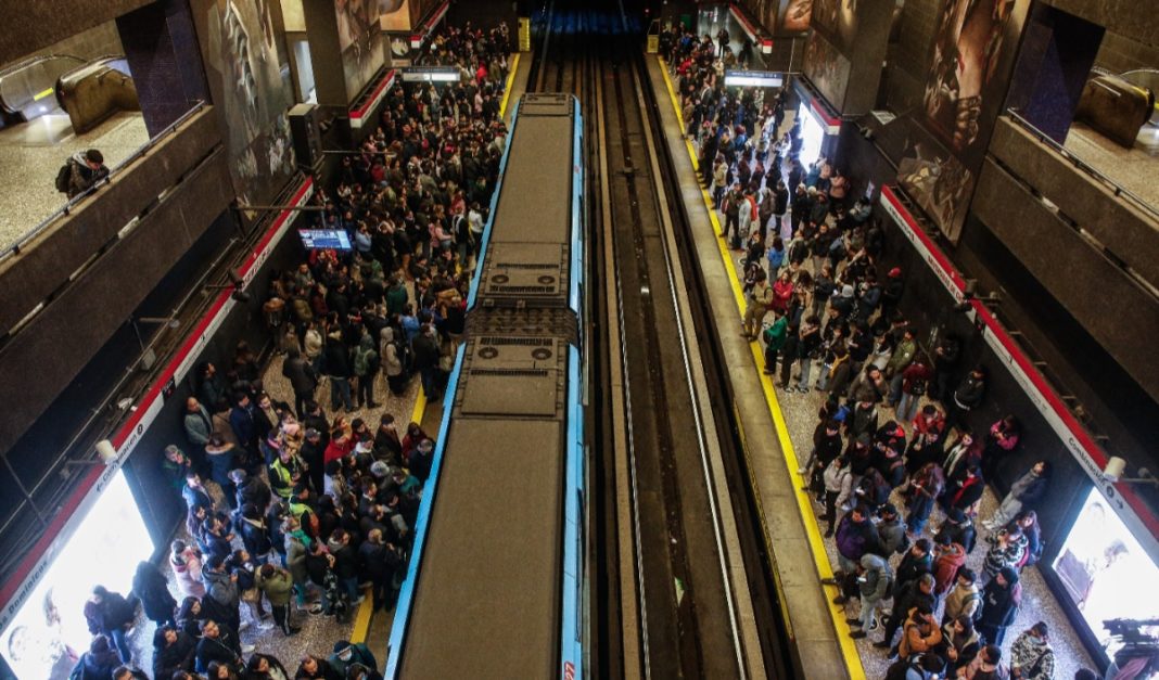 ¡La Línea 1 del Metro de Santiago, la más concurrida, enfrenta una falla técnica que causa caos en el transporte público!