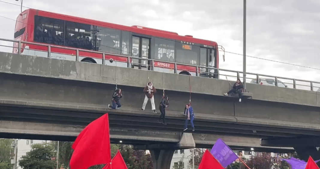 ¡Manifestantes se Aferran a Paso Elevado en Peñalolén: Una Lucha Desesperada por Detener la Expansión Inmobiliaria!