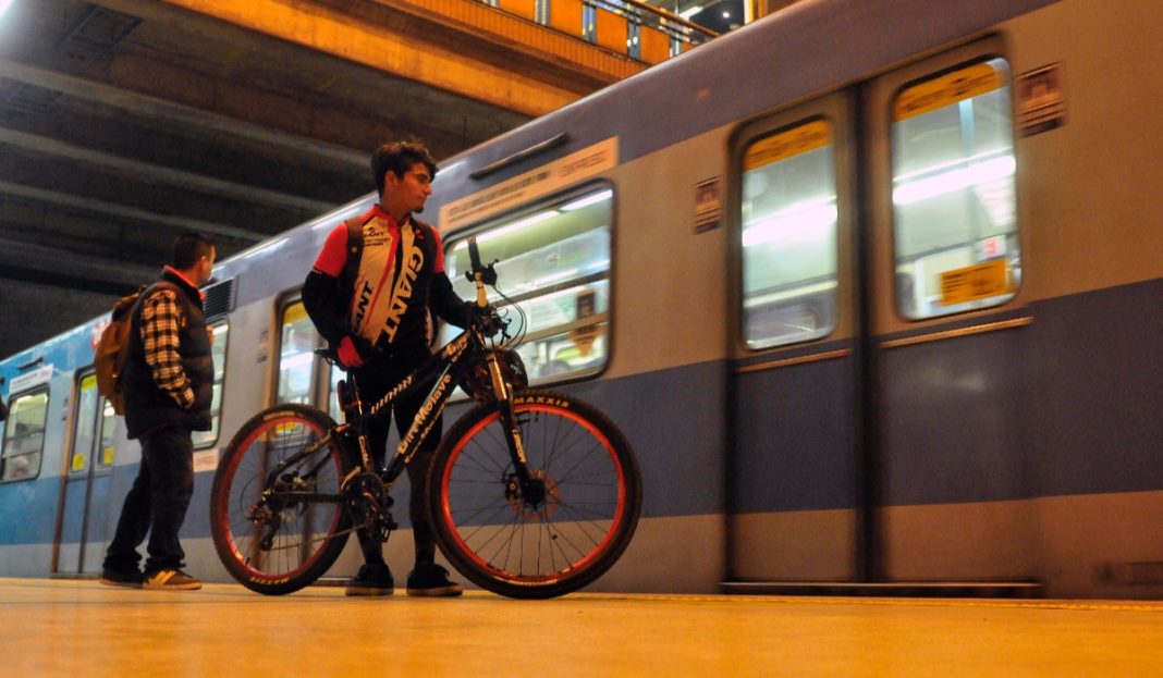 ¡Pedalea y Combina! Metro de Santiago Abre sus Puertas a los Ciclistas en Días Festivos