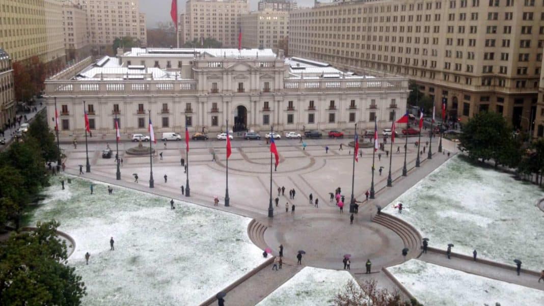 ¡Prepárate para la Tormenta de Nieve en Santiago! Estas son las Comunas donde Podría Caer