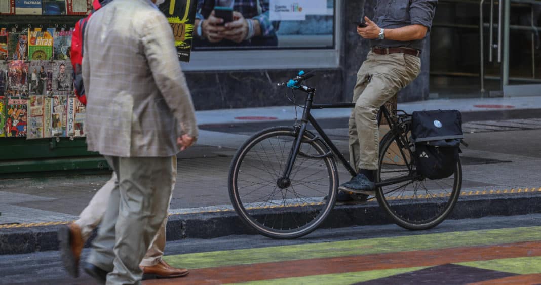 ¡Sorprendente caída del desempleo en Chile! Descubre cómo el sector público impulsó la recuperación laboral