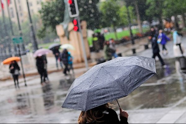¡Prepárate para la Lluvia! Pronóstico Revela el Regreso de los Paraguas en Chile