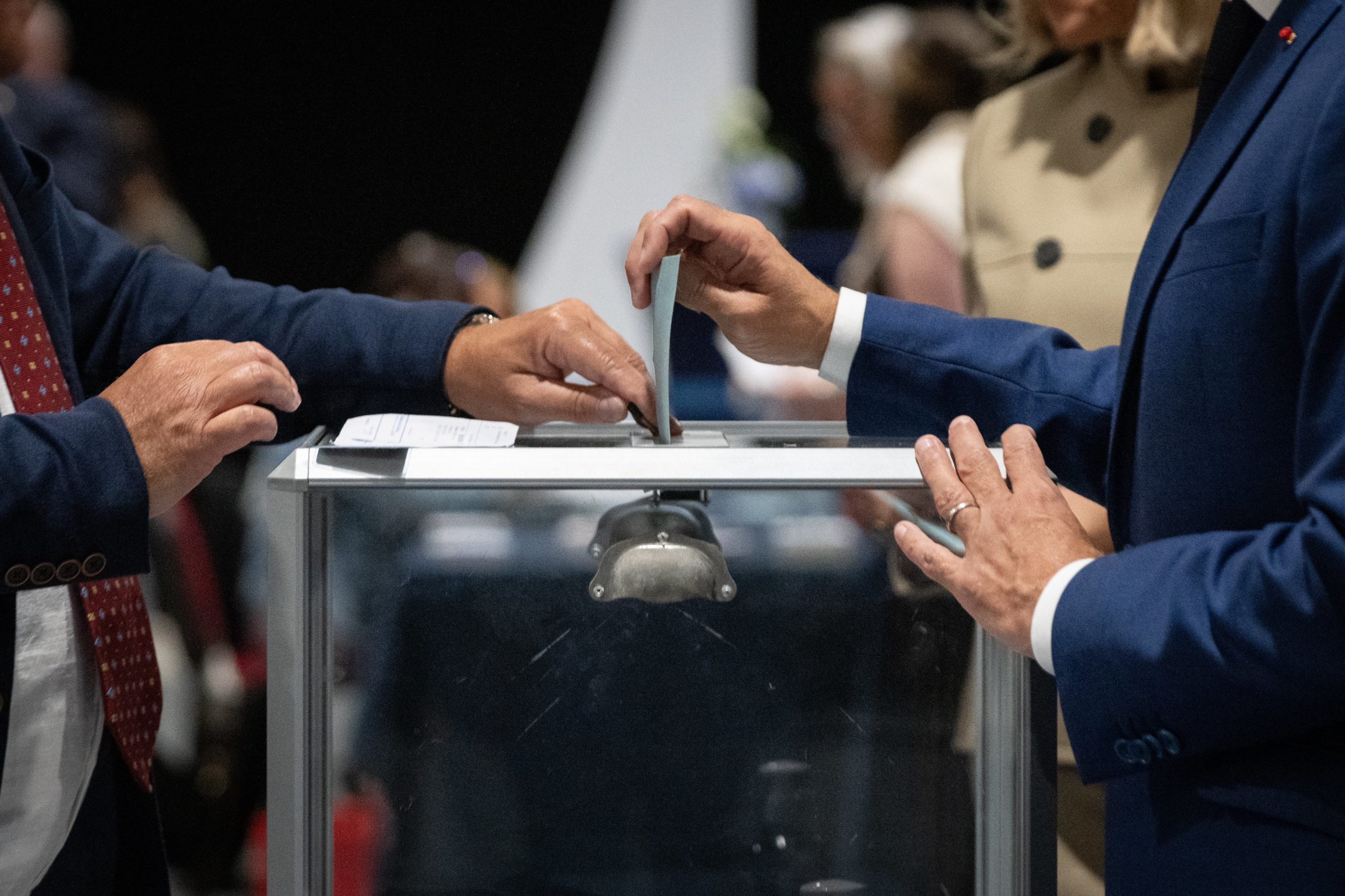 ¡Sacude el Poder! Elecciones Legislativas en Francia: La Derecha Conservadora Apunta a la Victoria