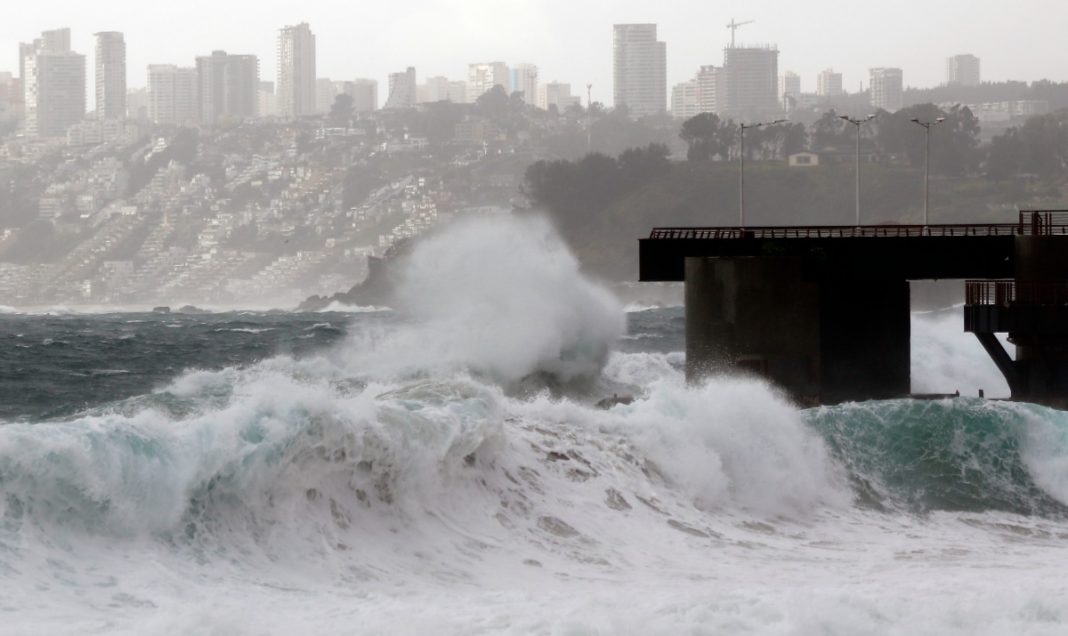 Alerta máxima: Marejadas anormales amenazan la costa centro-sur de Chile