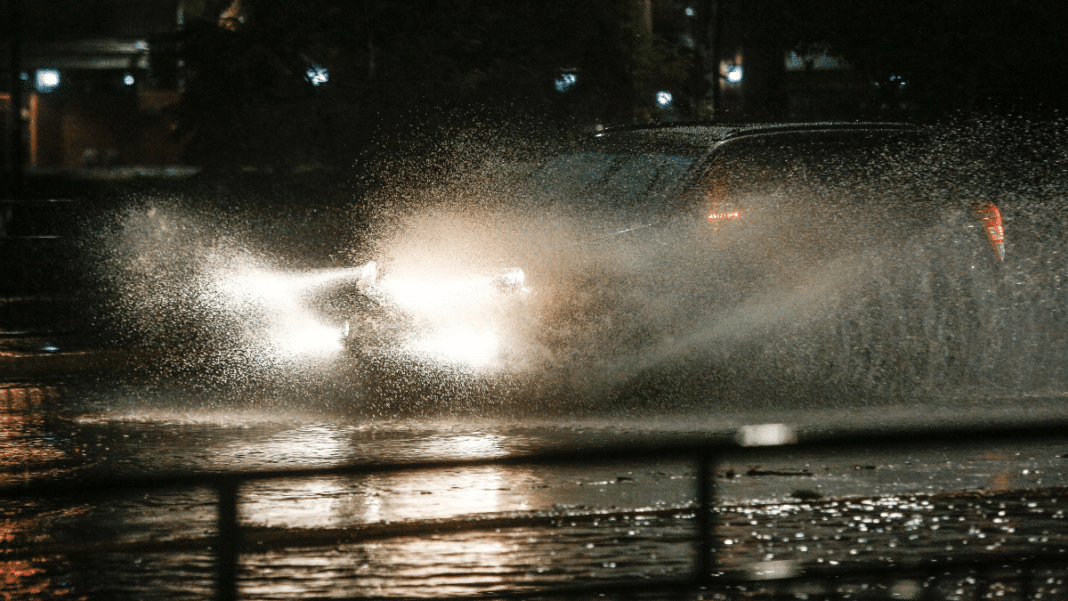 Caos en las calles de Santiago: Semáforos apagados, inundaciones y acumulación de agua por el intenso sistema frontal
