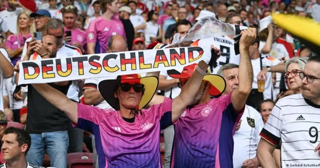 Descubre el Lucrativo Mundo de las Camisetas de Fútbol: Millones de Euros en Juego