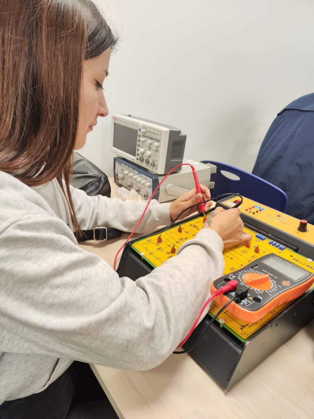 Descubre la Pasión Dual de Melany: Tuercas y Belleza, la Estudiante de Valparaíso que Ganó la Beca Luksic para Impulsar sus Estudios STEM