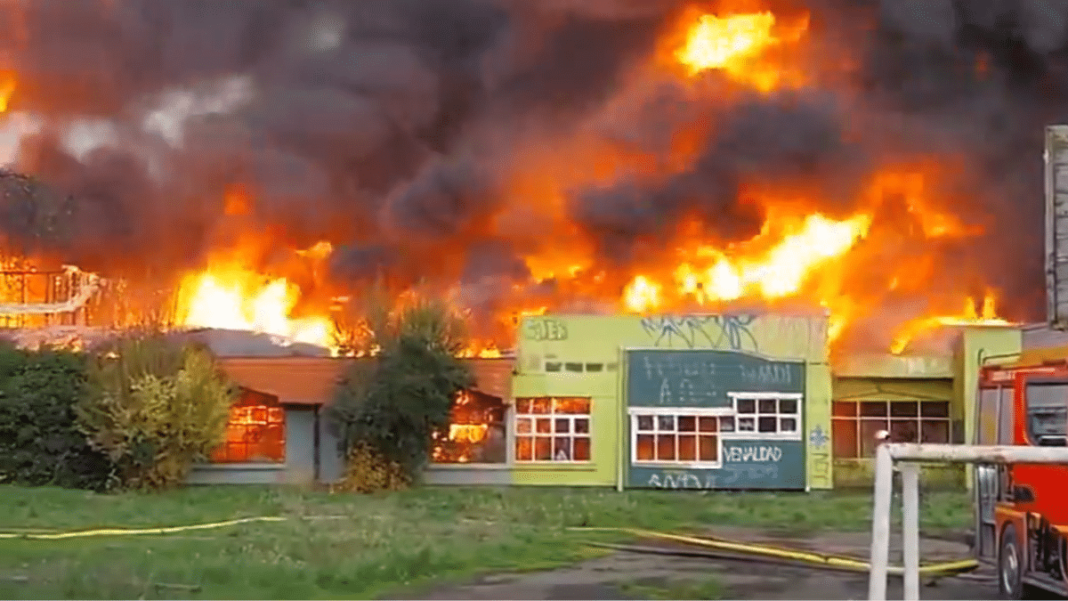Devastador Incendio Consume Colegio Abandonado en Temuco: Una Tragedia que Conmociona a la Comunidad