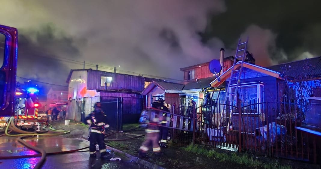 Devastador Incendio en Valdivia: Tres Casas Destruidas y Ocho Personas Afectadas
