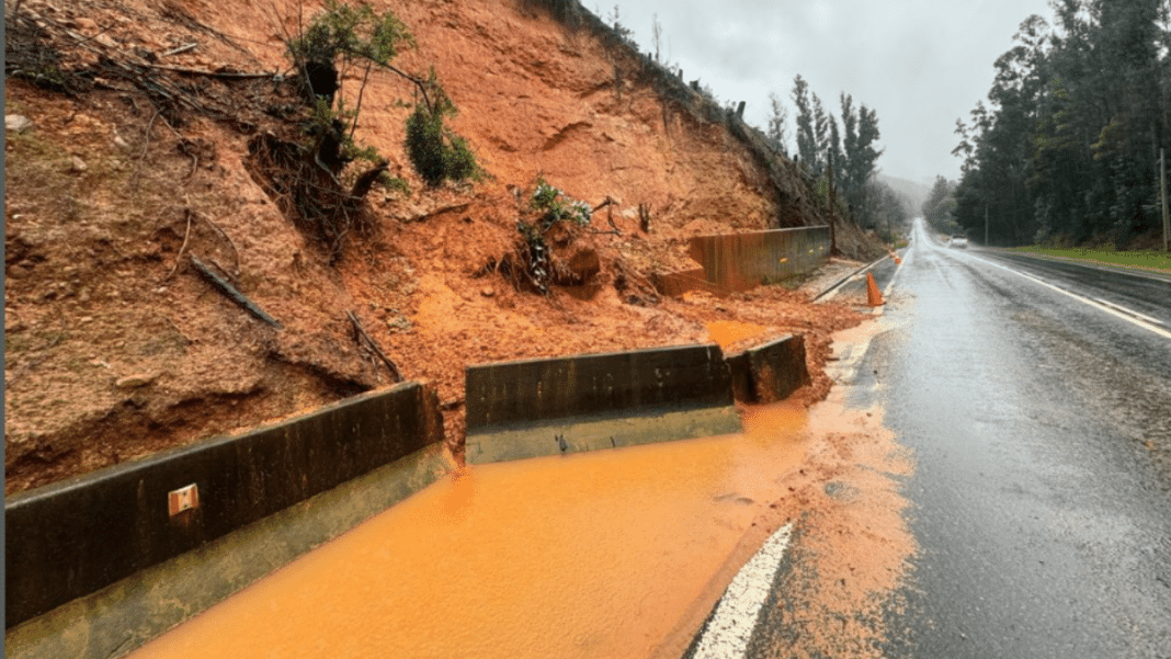 Enfrentando la Furia de la Naturaleza: Autoridades Cierran Ruta de la Madera por Riesgo de Deslizamientos