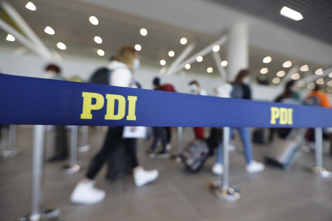 Golpe Contundente al Narcotráfico: Detectives de la PDI Capturan a Colombiano con 3 Kilos de Cocaína en Aeropuerto de Santiago