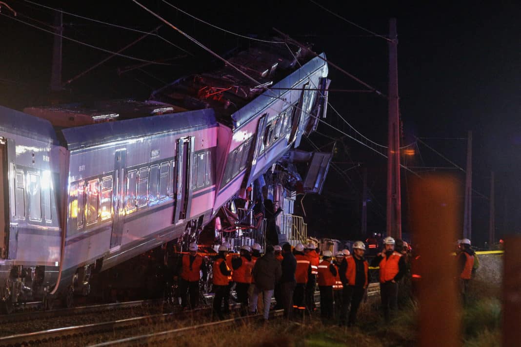 Impactante Colisión de Trenes: Cámaras Captan el Momento Exacto del Accidente Mortal