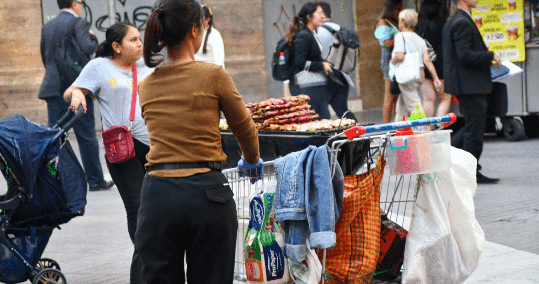 Mujeres Enfrentan Creciente Desafío Laboral: Informalidad y Desempleo en Aumento