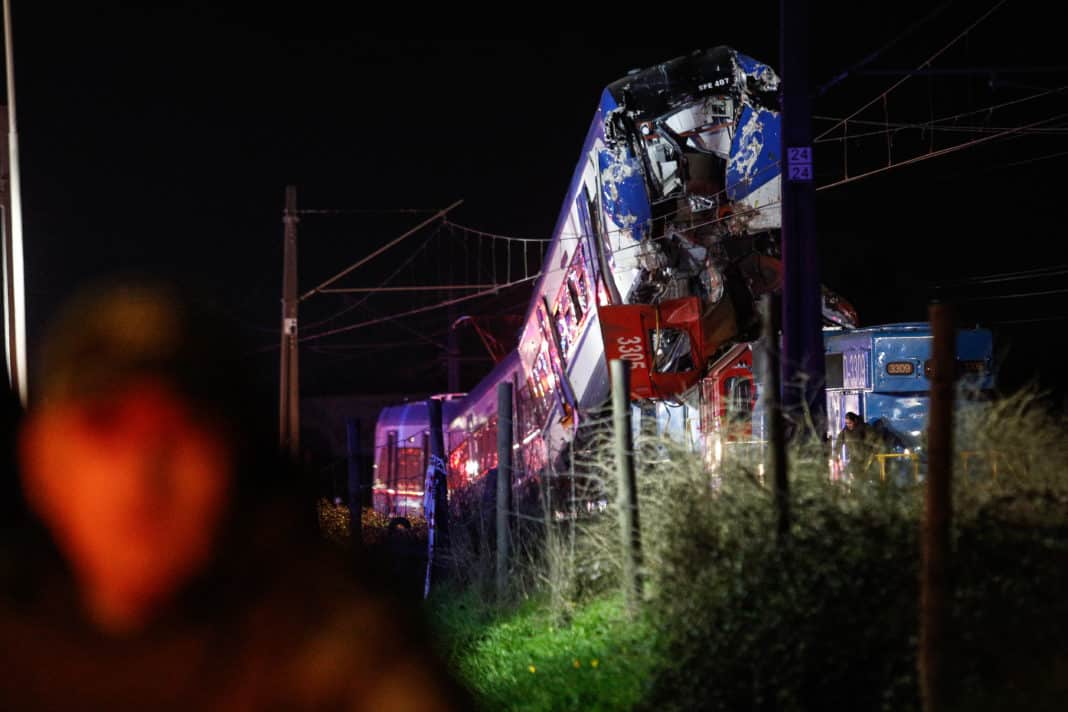 Tragedia Ferroviaria: EFE Investiga Choque Frontal de Trenes que Dejó Dos Muertos
