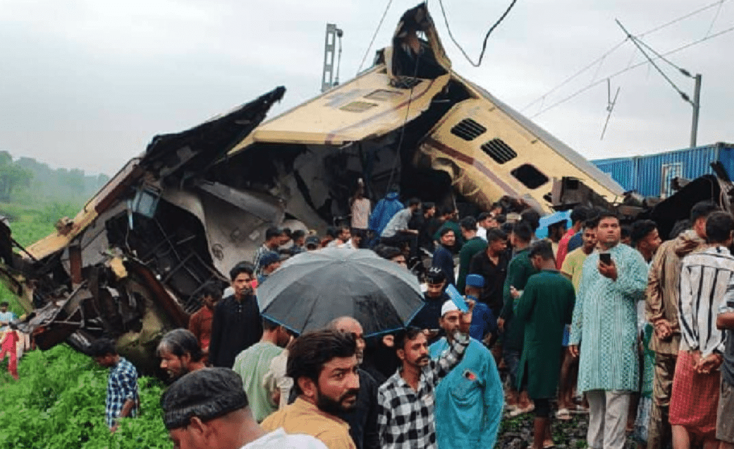 Tragedia Ferroviaria en India: 15 Muertos y Decenas de Heridos en Choque de Trenes